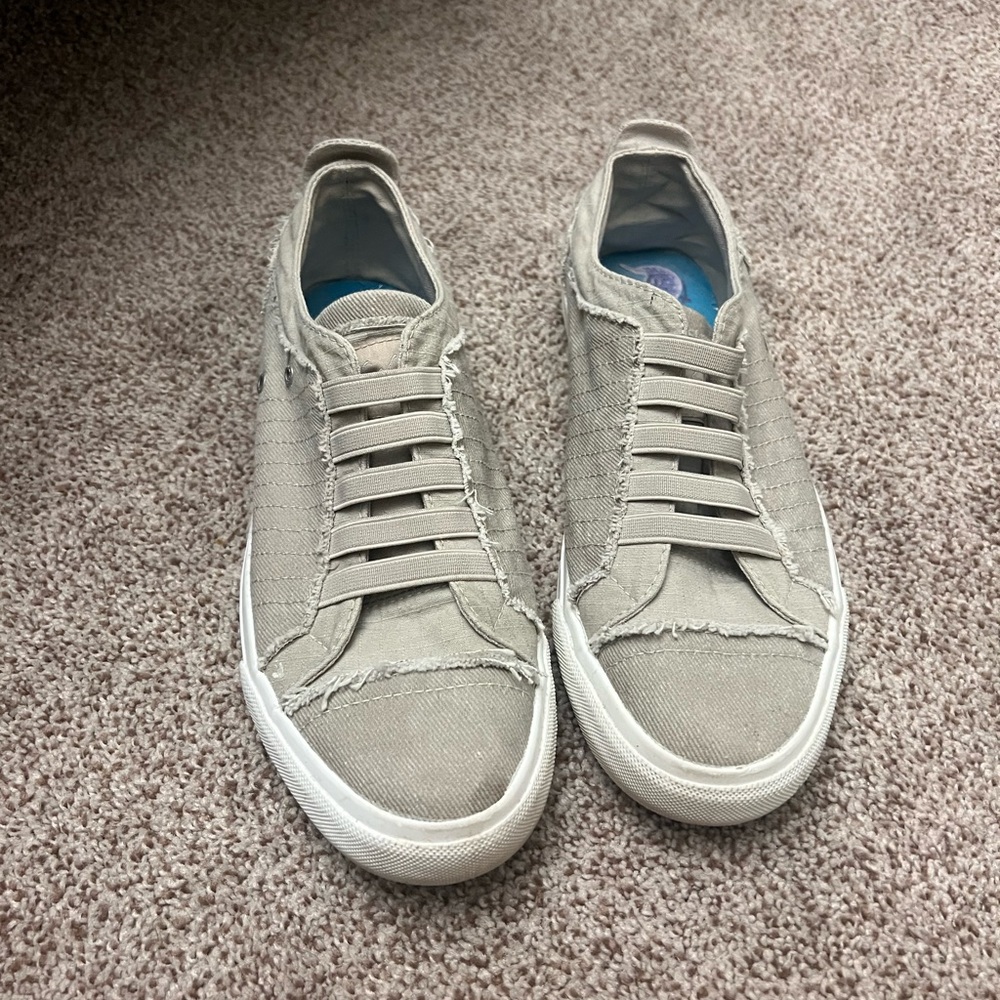 Gray Minimalist Low-Top Sneakers with Suede Finish